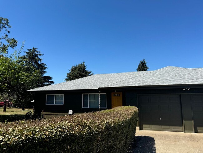 Photo - Fully updated 2 bed 1 bath single story duplex in a great location! House