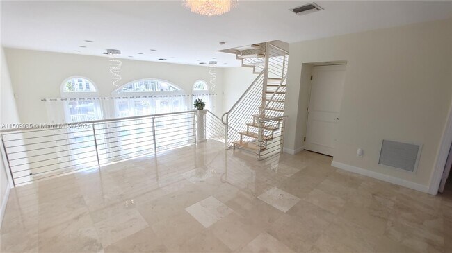 Building Photo - 3922 NE 171 St