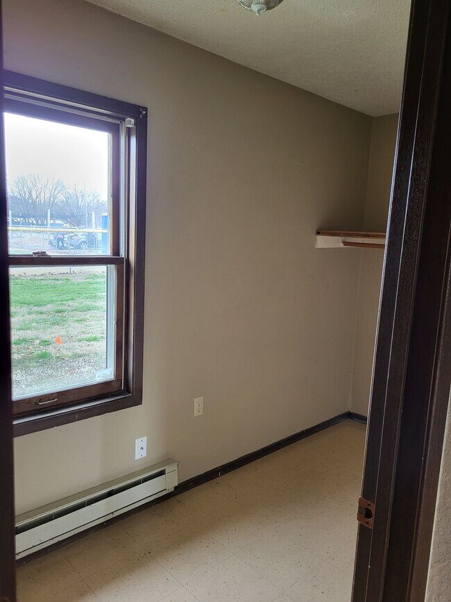 604 Plaza Dr Unit 9, Perry, KS 66073 Room for Rent in Perry, KS