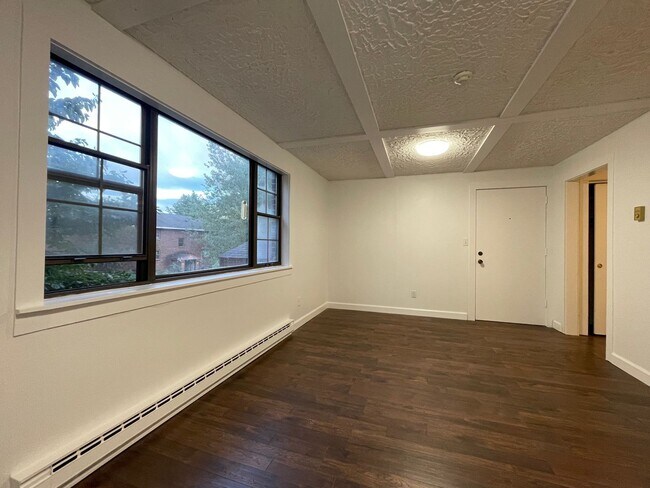 Foto del edificio - Reduced + 50% off 1st month rent! Charming...