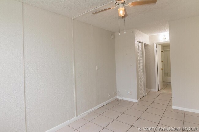 Building Photo - 2771 Riverside Dr