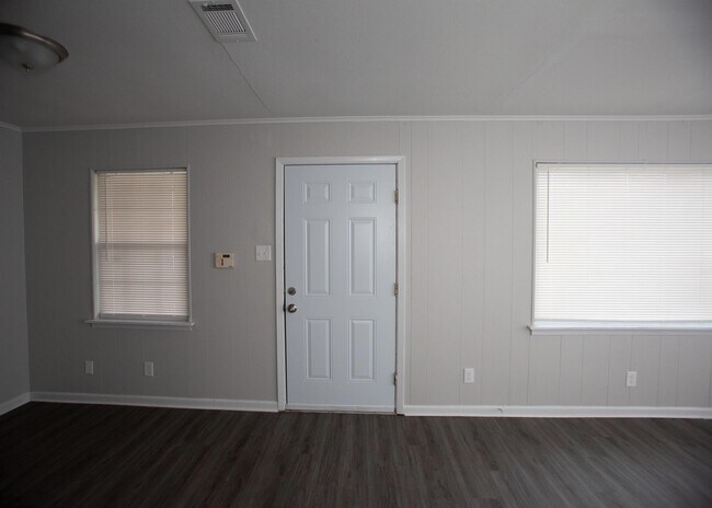 Foto del edificio - 6503 Heather Ln
