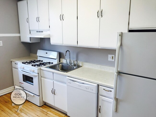 Foto del edificio - Old Irving Park Apts for Rent!