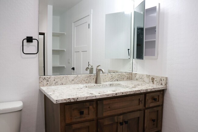 Foto del edificio - 1851 W 8th S St