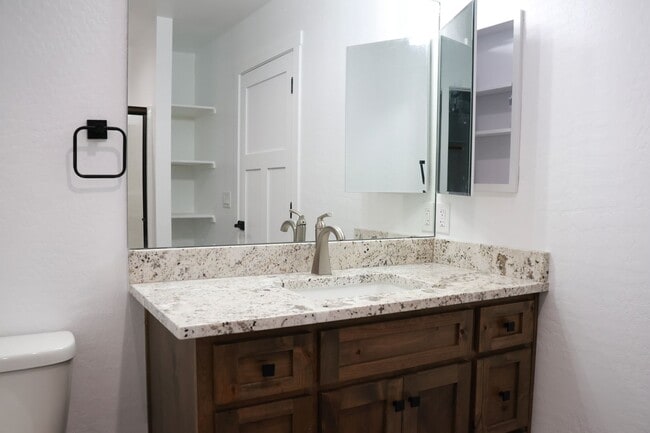 Building Photo - 1851 W 8th S St