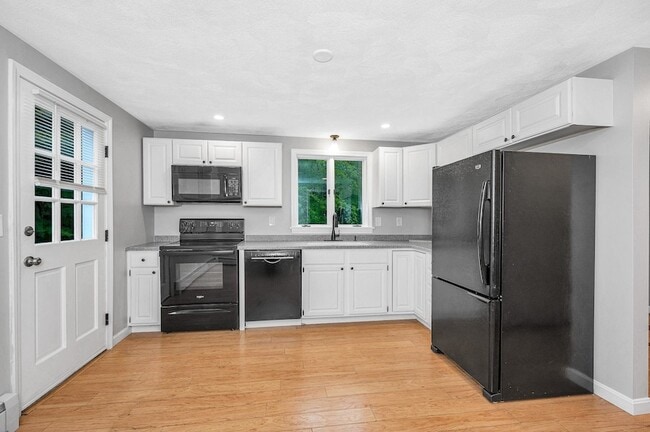 Building Photo - 352 Mammoth Rd