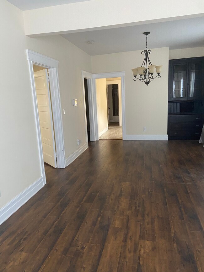 Sala/comedor - 2510 E 3rd St