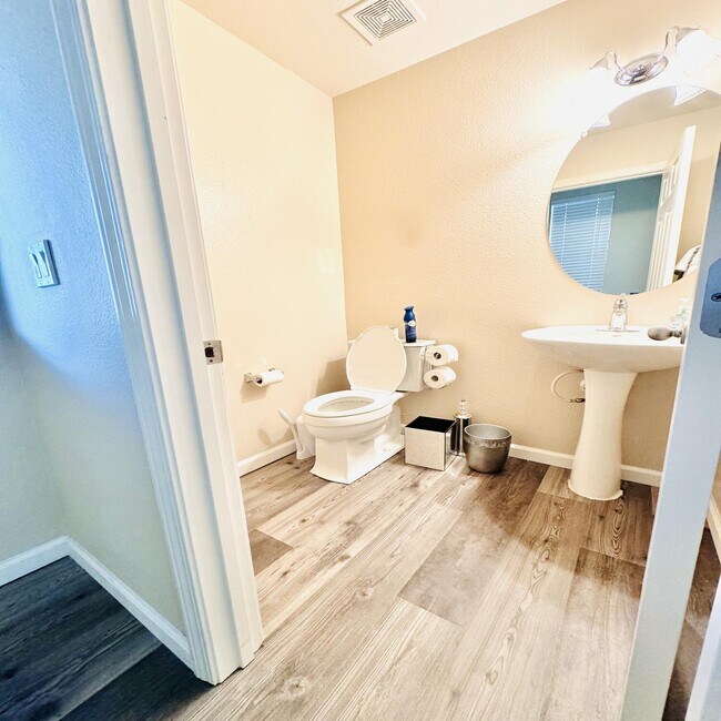 Building Photo - 537 Loch Lomond Way