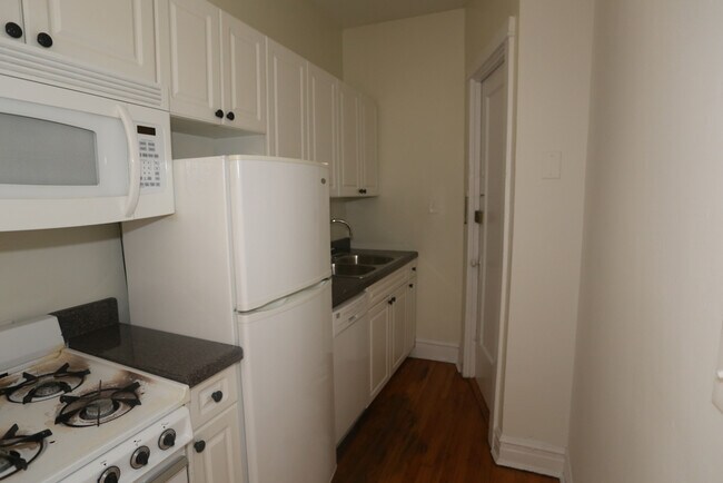 Building Photo - 1243 W Byron St