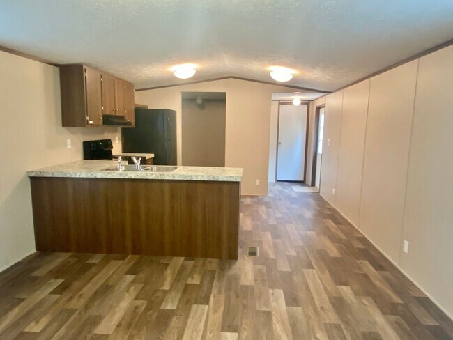 Building Photo - Move in ready! 3 Bedrooms/2Baths close to ...