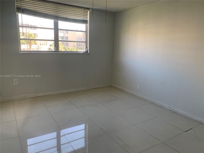 Foto del edificio - 1700 NE 191st St