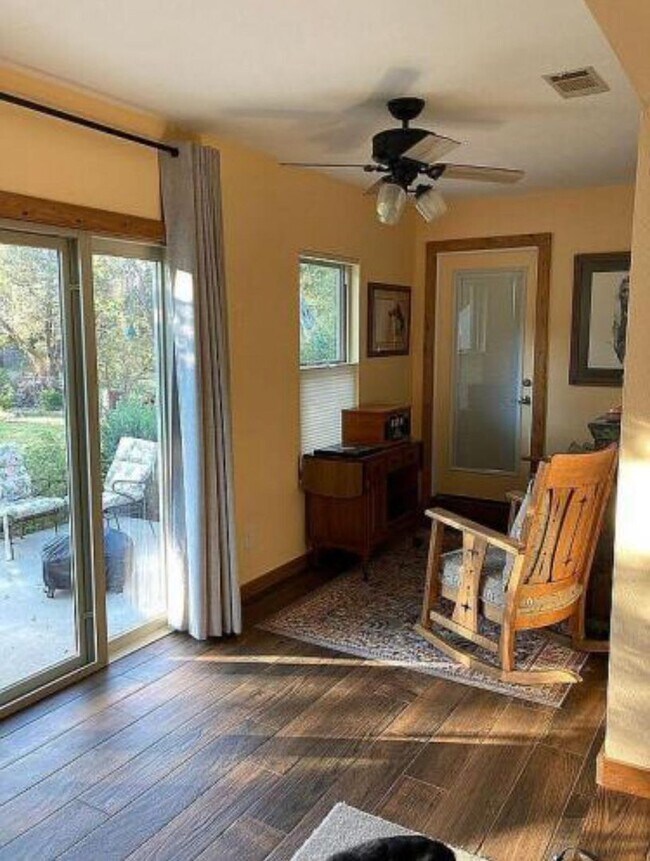 Foto del edificio - 2.35-acre farmhouse in the heart of Cedar Park available for rent!