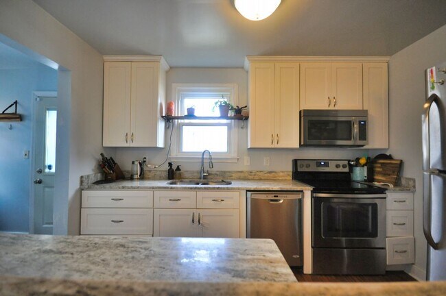 Foto del edificio - Spacious 4 Bedrooms and Detached Garage