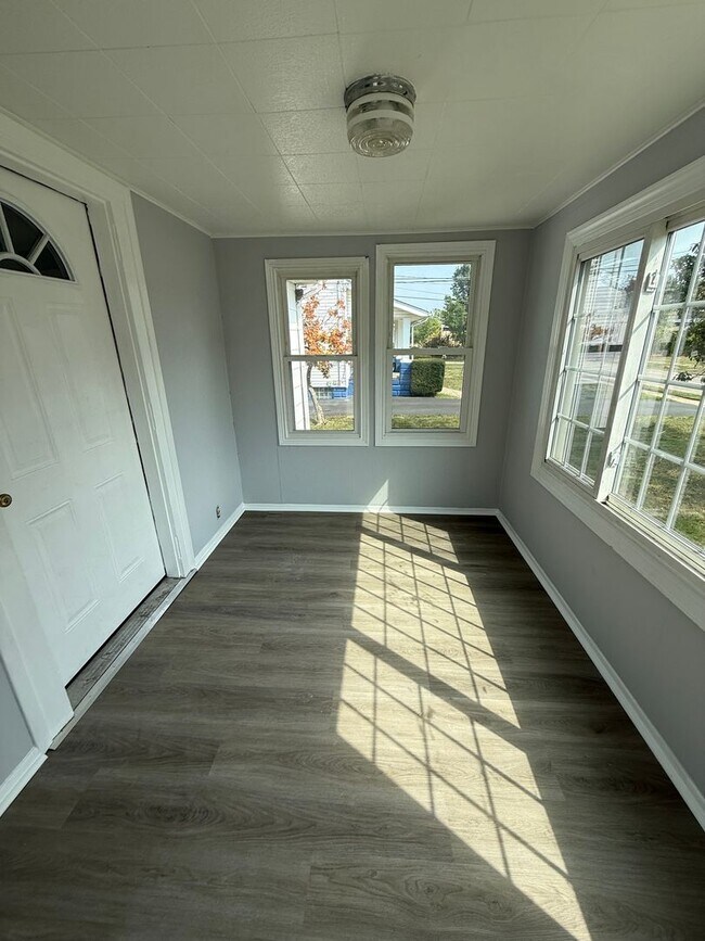 Building Photo - Euclid 3 Bed Single