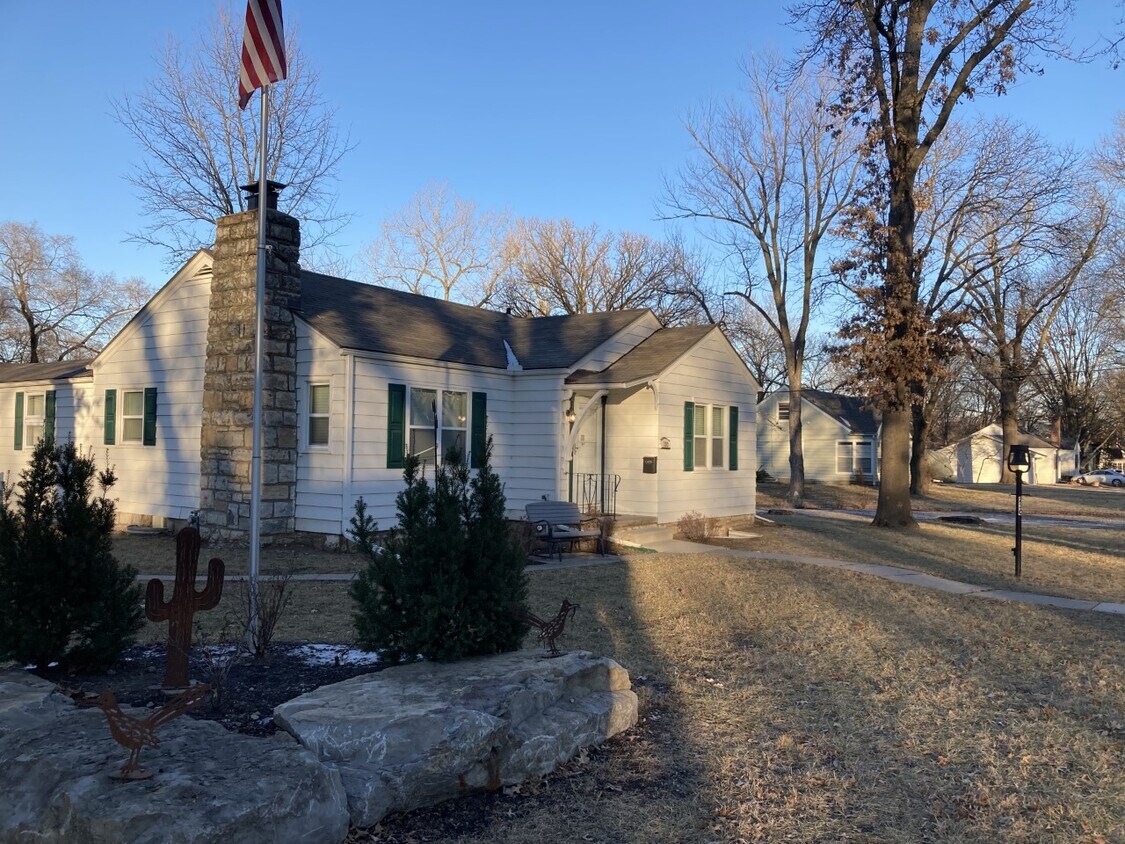 Primary Photo - 230 Park Ave