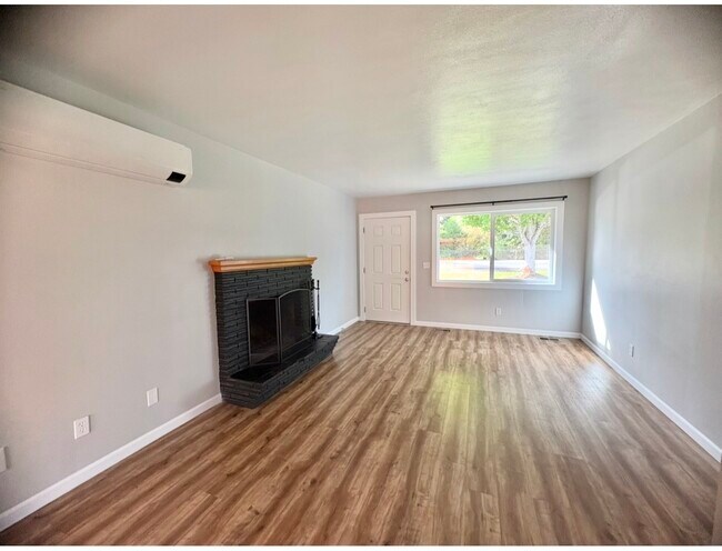 Foto del edificio - 1703 Springhill Dr NE