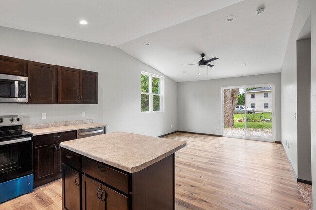 Foto del edificio - New Construction Home for Rent in Oshkosh, WI