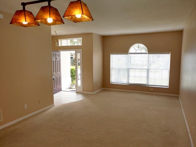 Building Photo - 4 Bed 2 Bath Oviedo Home  Gas Stove