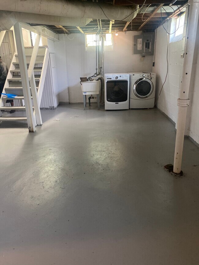 Washer dryer - 12251 Woodmont Ave