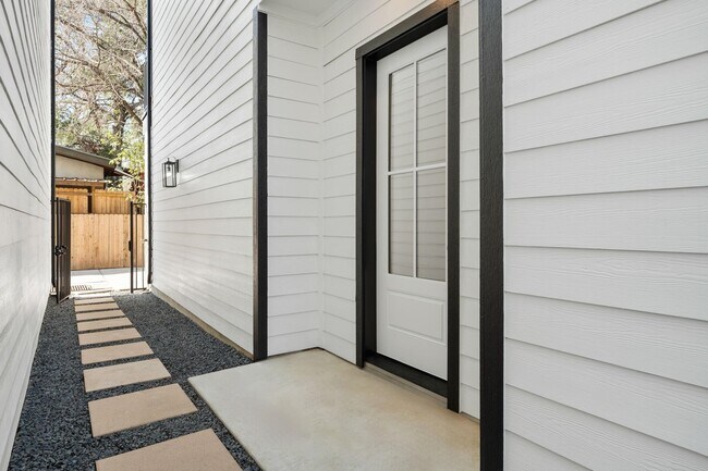 Foto del edificio - 905 Woodcrest Dr
