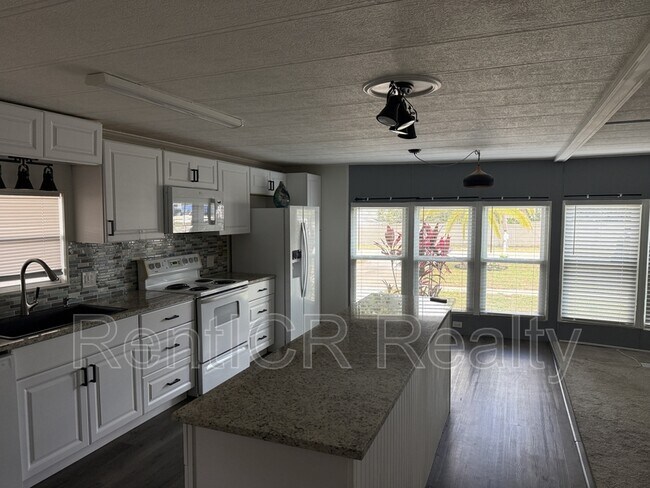 Building Photo - 245 Lake Tarpon Dr
