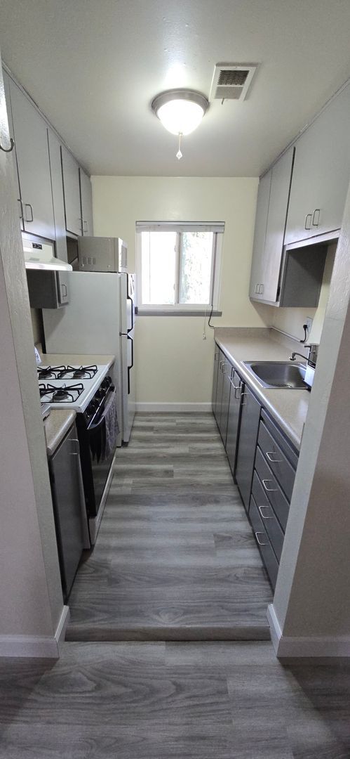 Building Photo - 2 bedroom 1 bath upstairs 4-Plex unit