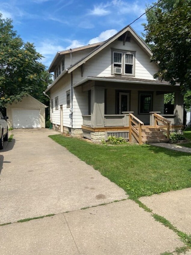 Foto principal - Cute 3 bdrm house close to downtown Iowa City