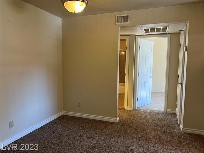 Foto del edificio - 5295 Indian River Dr