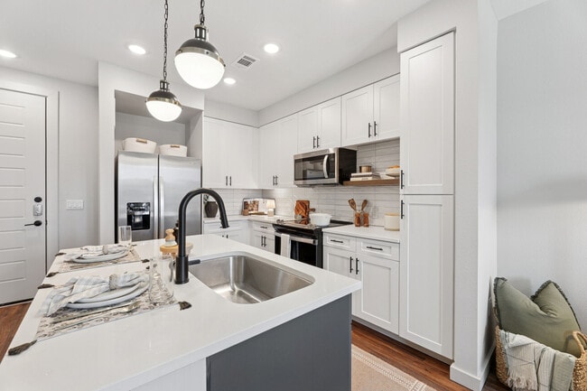 Building Photo - Tisdale at Lakeline Station