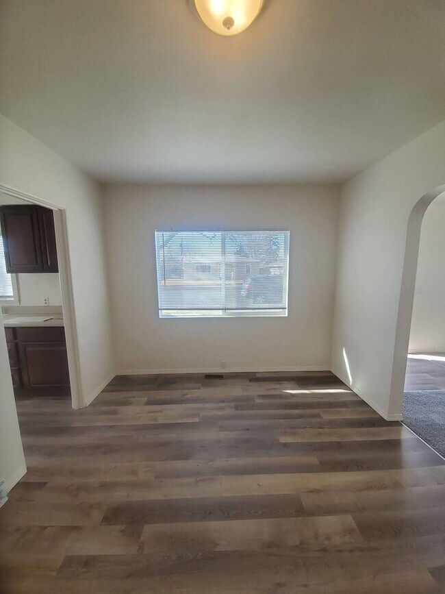 Building Photo - 2 Bedroom Home