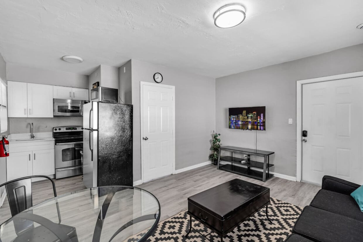 Foto principal - 105 SW 5th Ct