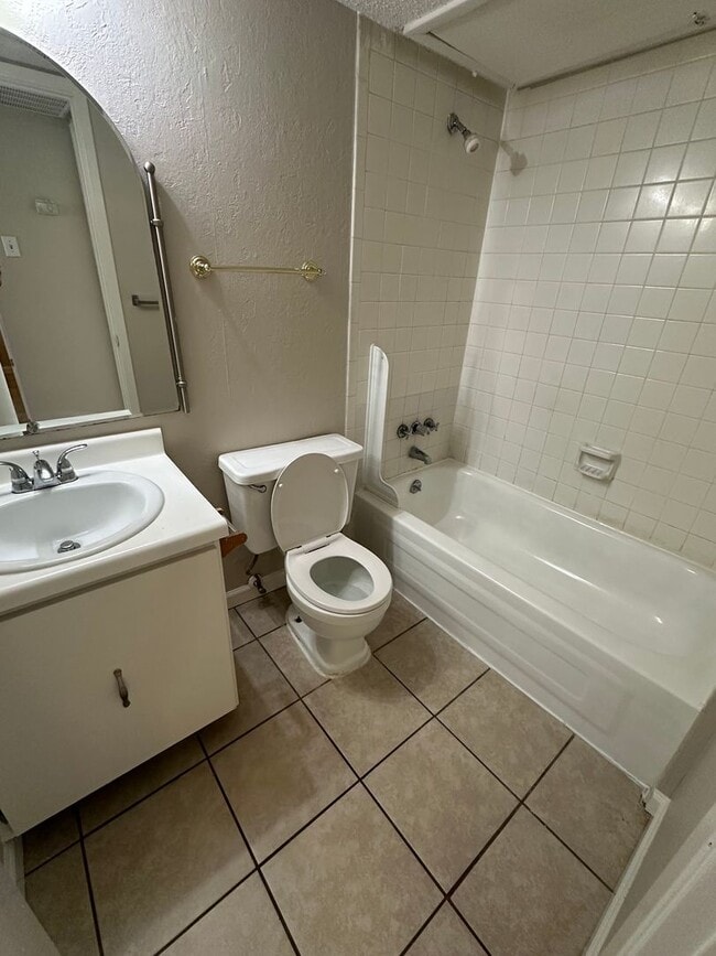 Building Photo - 1BD/1BA Condo located on the Germantown/Me...