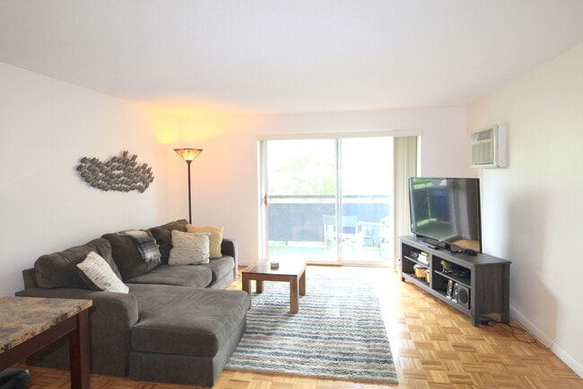 Building Photo - 32 Whites Ave