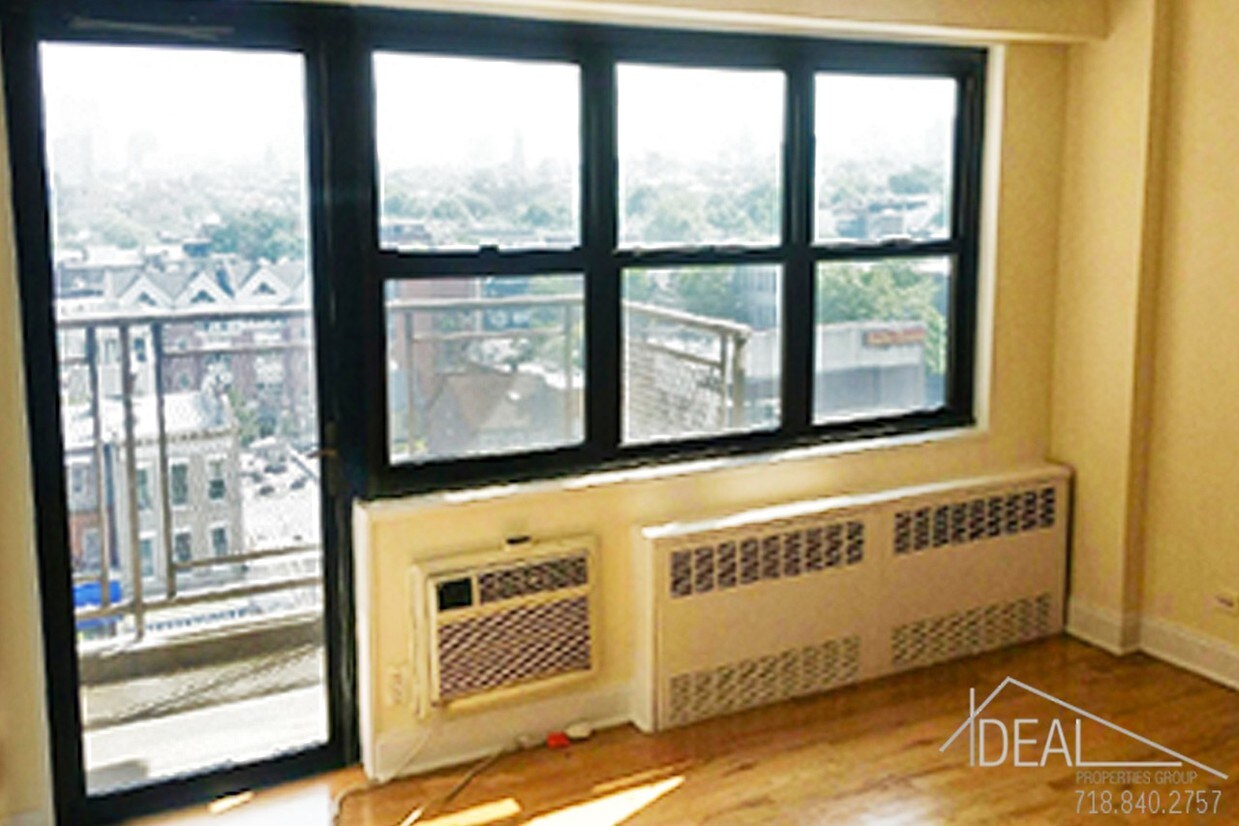 Primary Photo - Highrise One Bedroom w/ Balcony - NO FEE !