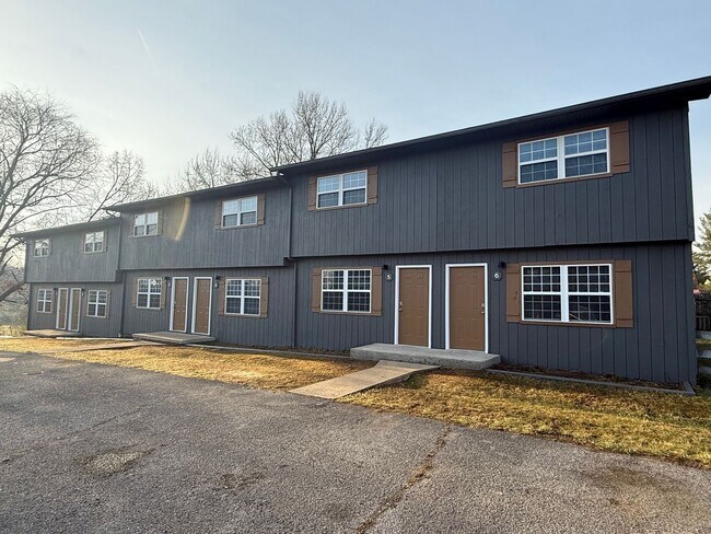 Building Photo - 2 Bedroom 1.5 Bath Apartment located in Jo...