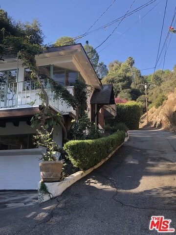 Building Photo - 853 N Beverly Glen Blvd