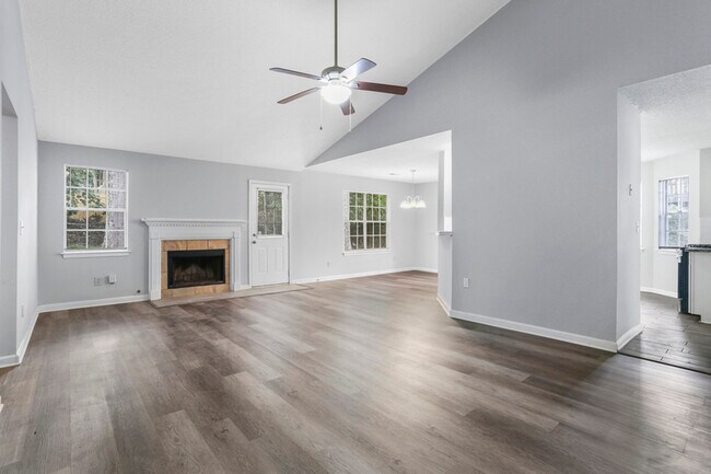 Foto del edificio - 1045 Forest W Ct