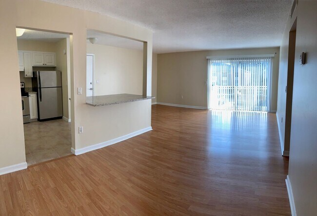 Foto del edificio - 2nd story, 2/1, updated unit on the Winter...