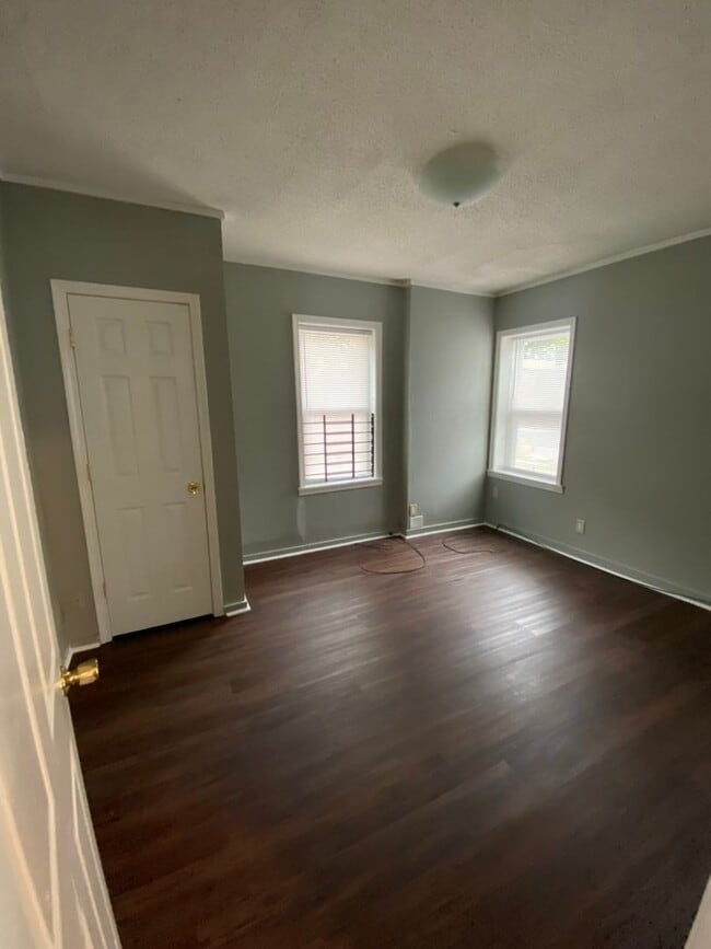 Building Photo - Move-in Special - 1/2 off first month's rent!