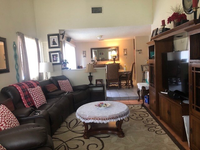 Foto del edificio - 10613 Lanshire Dr