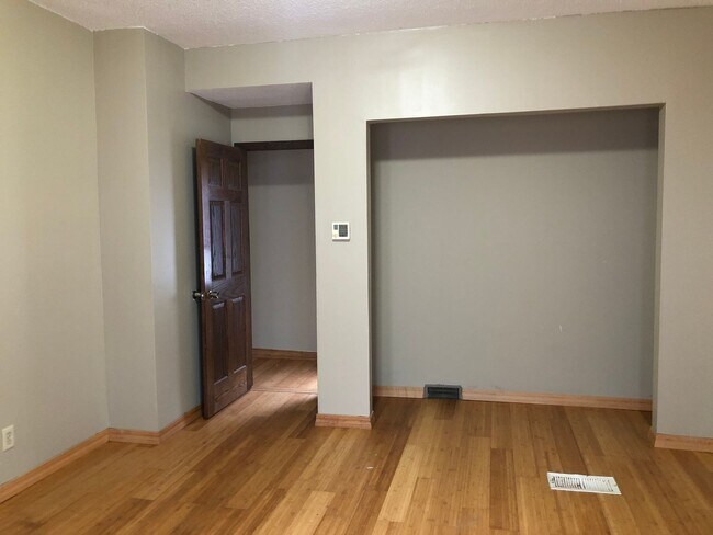 Foto del edificio - This 3 BR and 2 Bath has gorgeous views of...