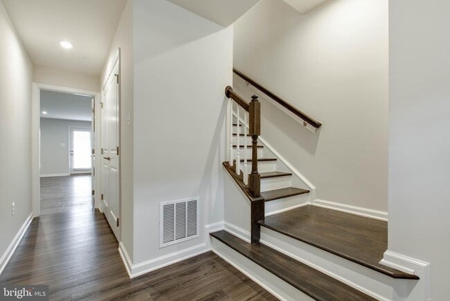 Building Photo - 7912 N Gladden Farm Way