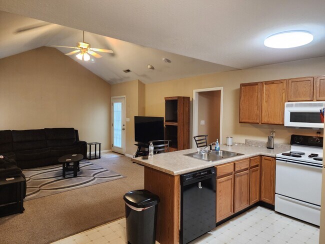 Cocina/sala de estar - 1445 Ford Rd