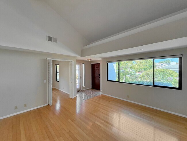 Foto del edificio - SD: Bright 2BD/2BA Condo in Vista with Community Pool, Private Patio & In-Unit Laundry