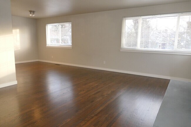 Building Photo - 610