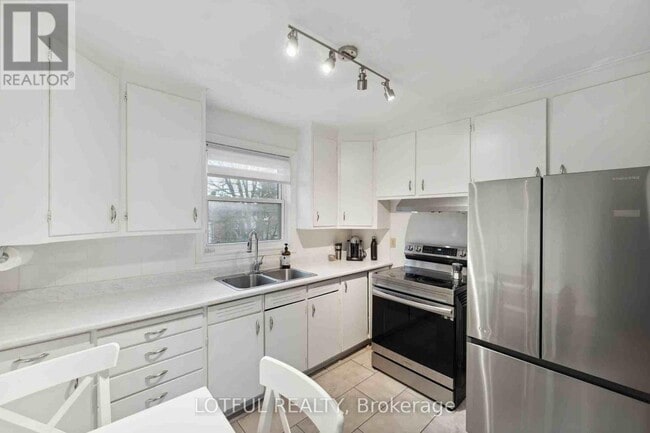 Building Photo - 2427 Ave du Chasseur