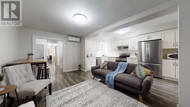 Building Photo - 1074 Bloor St W