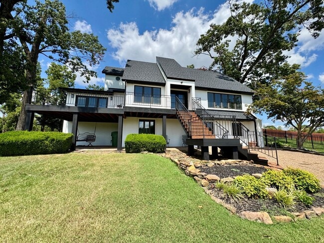 Building Photo - Executive NWA home with POOL and SHOP