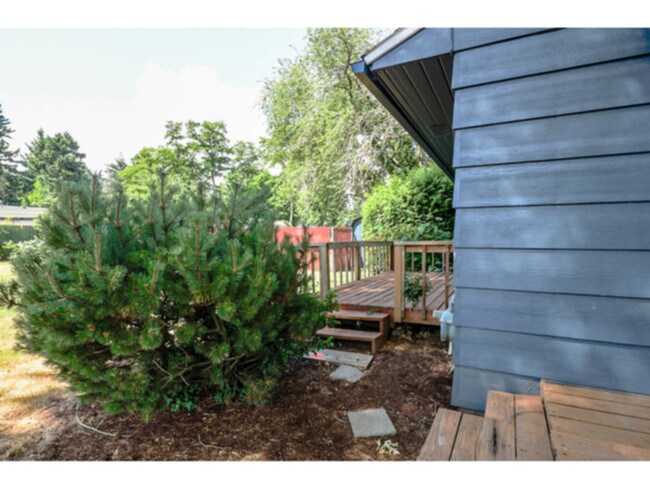 Building Photo - Adorable Cottage in Courtyard Setting!