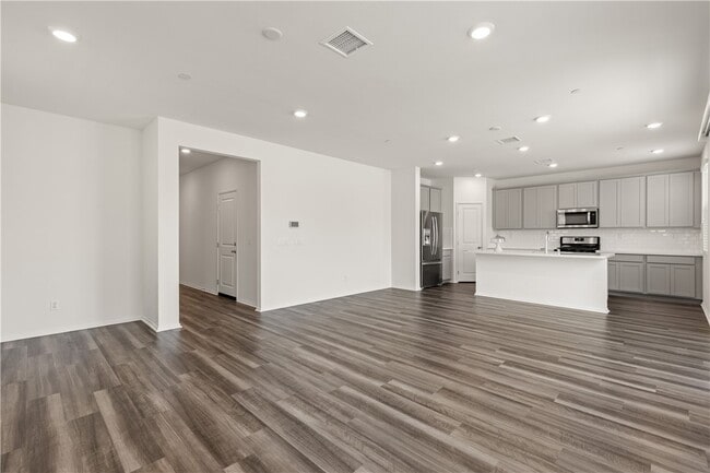 Building Photo - 895 Brookdale Dr